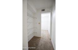 806 Lafontenay Ct, Louisville, KY 40223