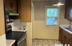 1437 E DIVISION Street, Decatur, IL 62526