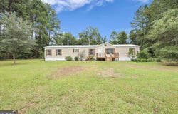 60 Pump Rd, Jesup, GA 31545