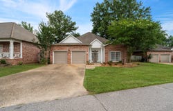 38 Stones Throw Dr., Hattiesburg, MS 39402