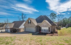 211 Forest Glen Dr., Oxford, MS 38655
