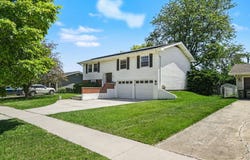 1355 Devonshire Lane, Hoffman Estates, IL 60169