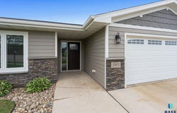 2502 N Lammers Ct, Tea, SD 57032