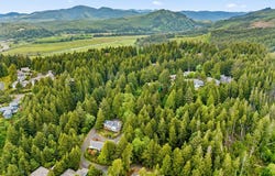 504 Beaver Pond LN, Gleneden Beach, OR 97388