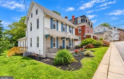 9 W PENNSYLVANIA Avenue, STEWARTSTOWN, PA 17363