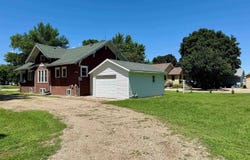 1406 Okoboji Avenue, Milford, IA 51351