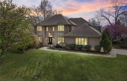 132 W Woodlands Drive, Gladstone, MO 64119