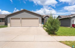1716 E Tracy Ln, Sioux Falls, SD 57103