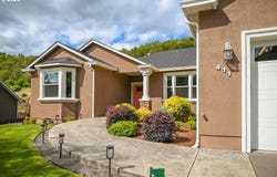 411 OAK VALLEY Loop, Winchester, OR 97495