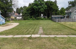 207 W Railroad Street, Dowagiac, MI 49047