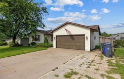 1758 29th St NW, Cedar Rapids, IA 52405