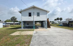 1065 Peach Ln, Okeechobee, FL 34974