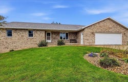 208 Oak Forest Drive, Epworth, IA 52045