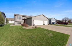 7516 S Bell Cir, Sioux Falls, SD 57108