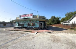 1212 E Pierce St, Luling, TX 78648