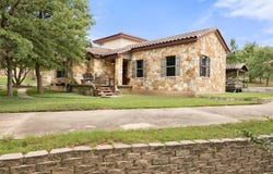 411 Kaanapali LN, Bastrop, TX 78602