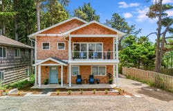143 E TANANA AVE, Cannon Beach, OR 97110