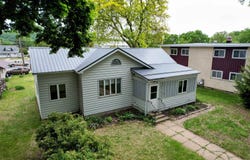 220 S Wacouta Avenue, Prairie Du Chien, WI 53821