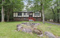 785 Country Place Drive, Tobyhanna, PA 18466