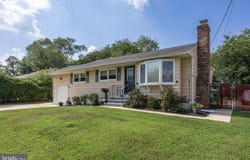 215 N GARDEN BOULEVARD, BEVERLY, NJ 08010
