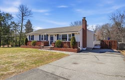 4 Edsel Dr, Burlington, MA 01803