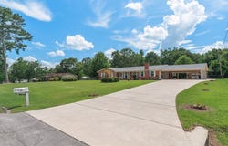 36 Greenbriar Ln, Laurel, MS 39443