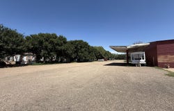 1530 I-27, Hale Center, TX 79041