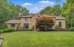 4 Unneberg Ave, Roxbury Twp., NJ 07876-1215