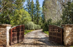 15 Hidden Valley LN, Woodside, CA 94062