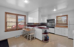 855 Center St, Hartford, WI 53027