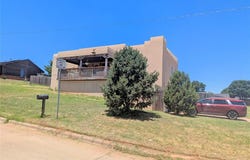 1405 Redstone Drive, Clinton, OK 73601