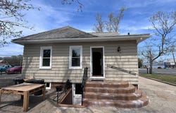 836 E BROAD STREET, GIBBSTOWN, NJ 08027