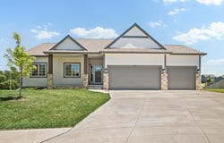 11301 Horizon Circle, Papillion, NE 68046