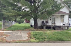 620 E WALNUT Street, Canton, IL 61520