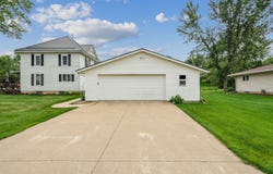 502 Hayes St SW, Cascade, IA 52033
