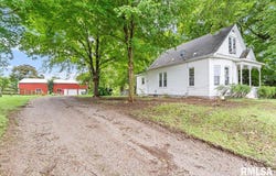 882 W BARBER Road, Cantrall, IL 62625