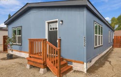4924 E St, Springfield, OR 97478