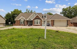 7007 Lakeshore Drive, Raytown, MO 64133