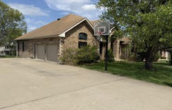 305 Meadow Ln, Marshall, MO 65340