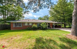 205 8th Street NE, Springhill, LA 71075
