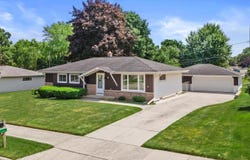 221 W Lilac Ln, Grafton, WI 53024