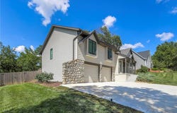 2105 SW Brookshire Drive, Blue Springs, MO 64015