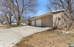 200 Perry Ln, Harrisburg, SD 57032
