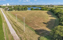 10 Moss Drive, Farmer City, IL 61842