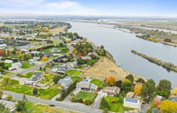 65 Snake River Dr, Burbank, WA 99323