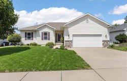 960 Hampshire Dr, Marion, IA 52302