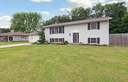 910 Vicker Street, Vicksburg, MI 49097