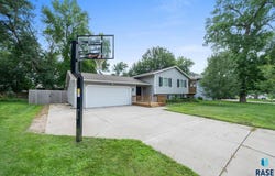 1513 E Sylvan Cir, Brandon, SD 57005