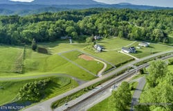 139 Hearthside Rd, Clinton, TN 37716