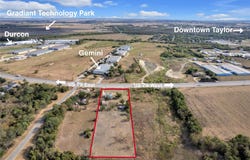 1607 E 4th St, Taylor, TX 76574